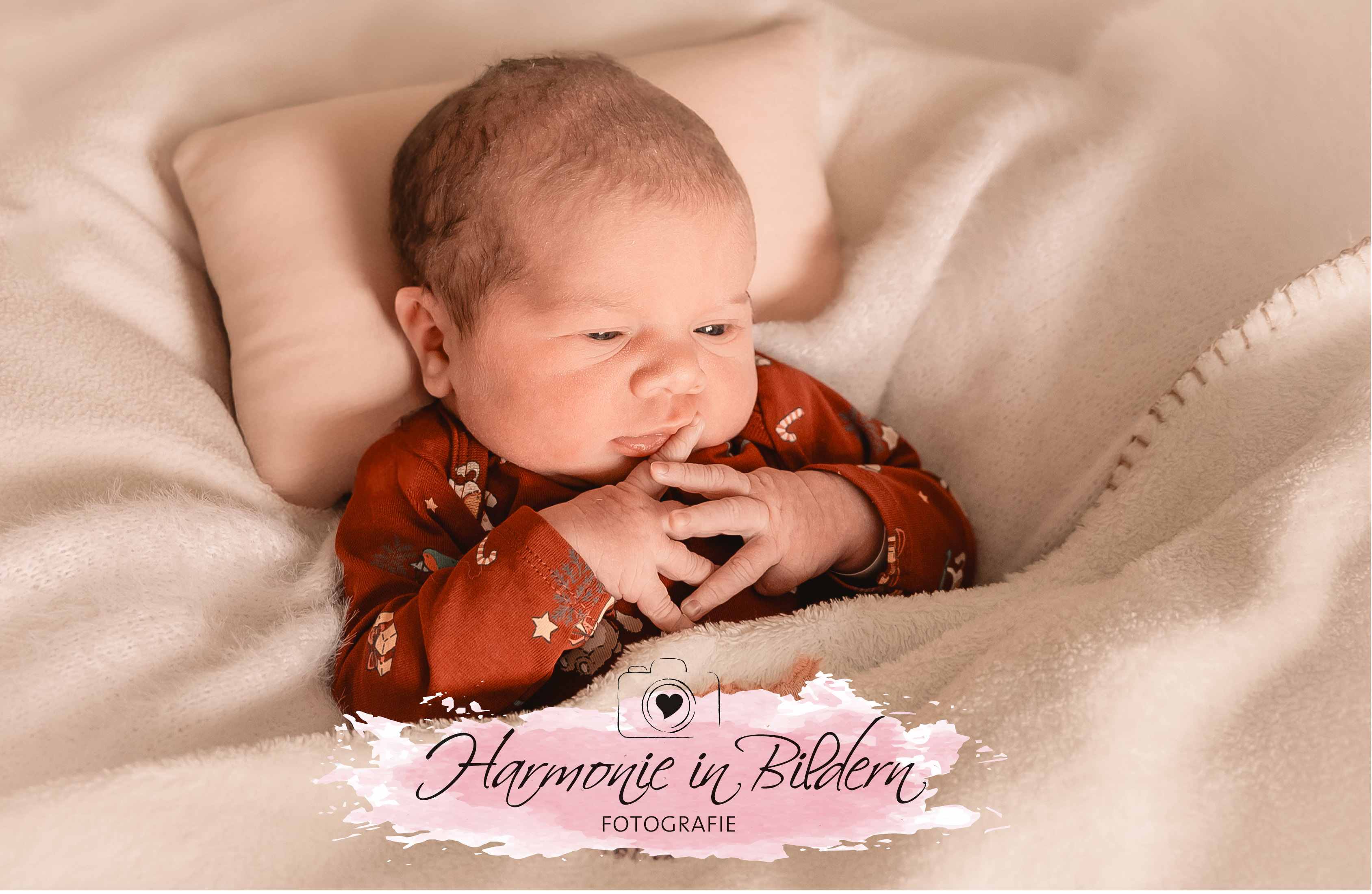 Neugeborenes Mädchen,weisser decke,Rote Kleidung