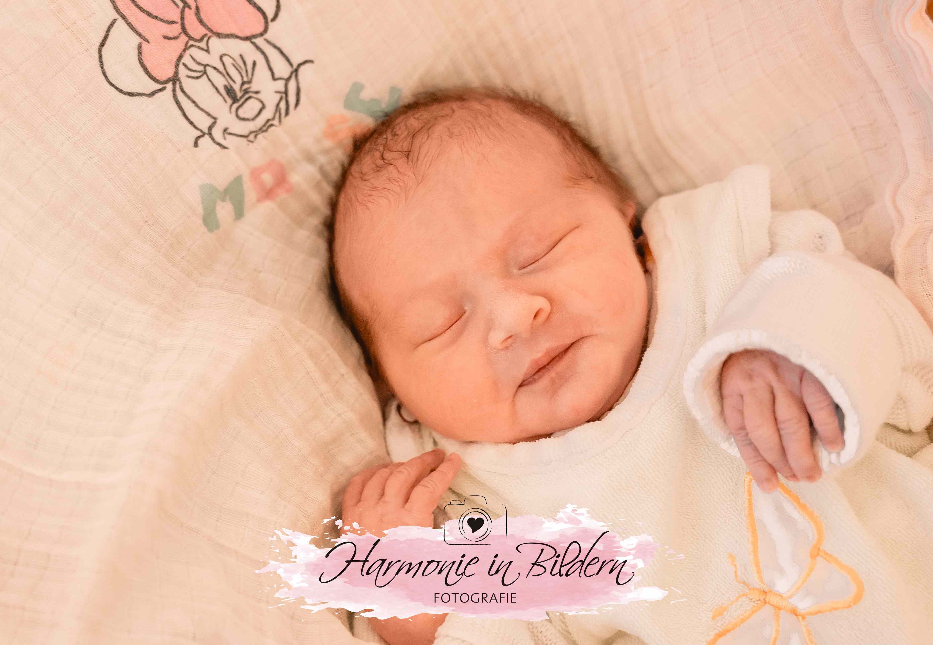 Neugeborenes Mädchen auf weisser decke