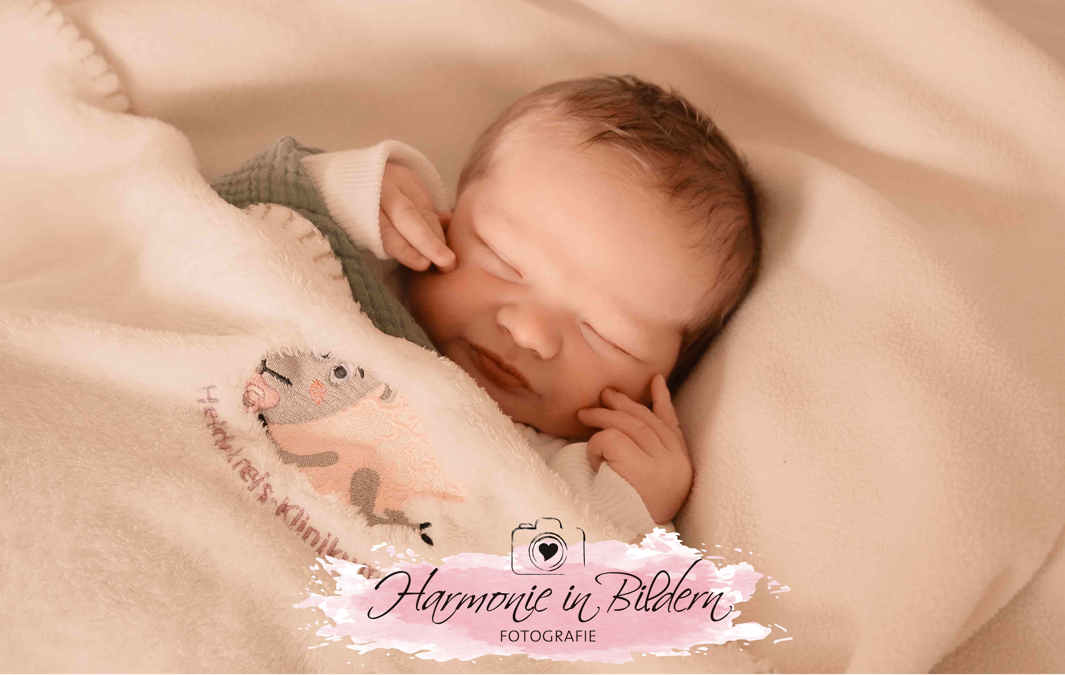 Neugeborener Junge auf weisser Decke