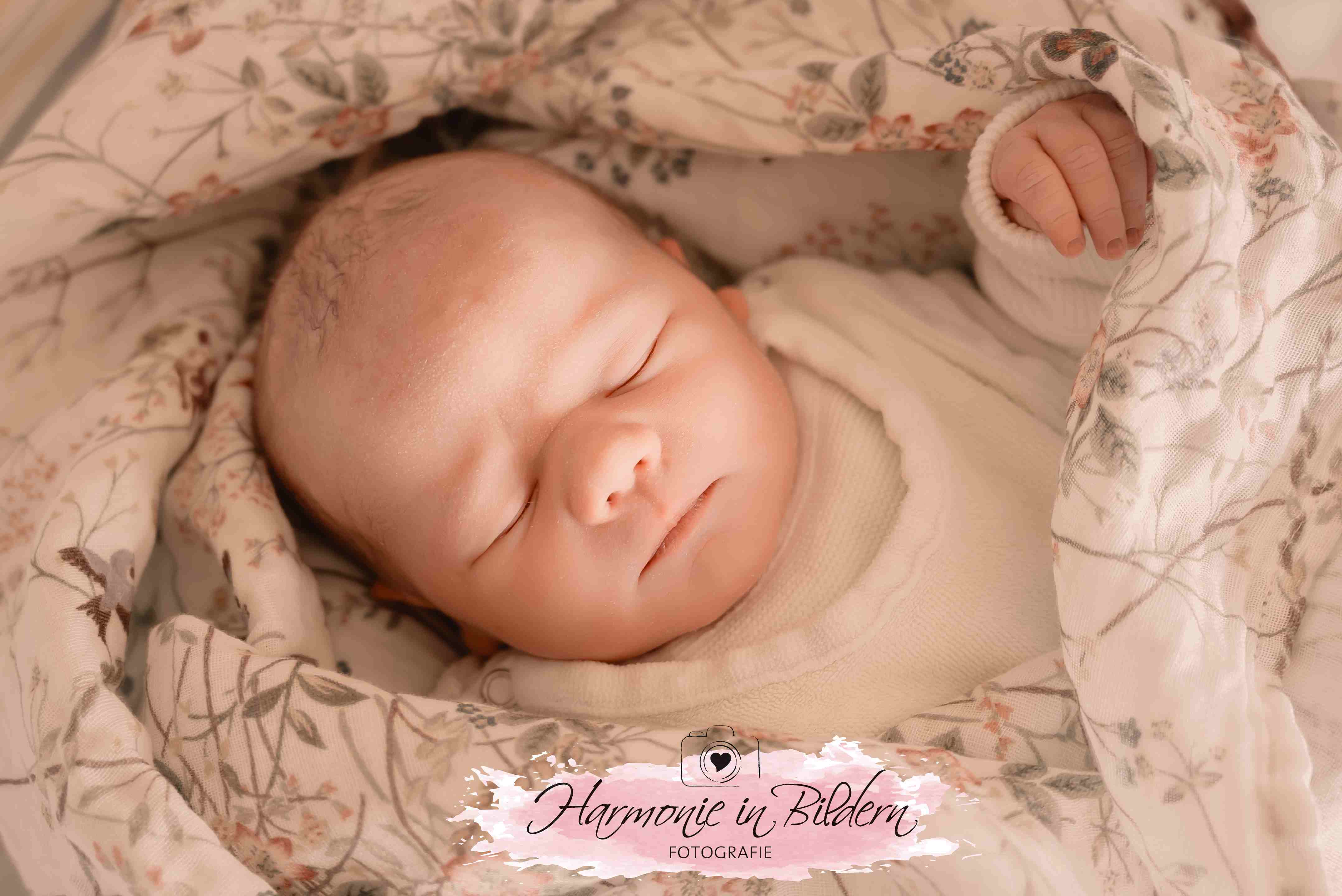 Neugeborenes Mädchen auf Blumendecke
