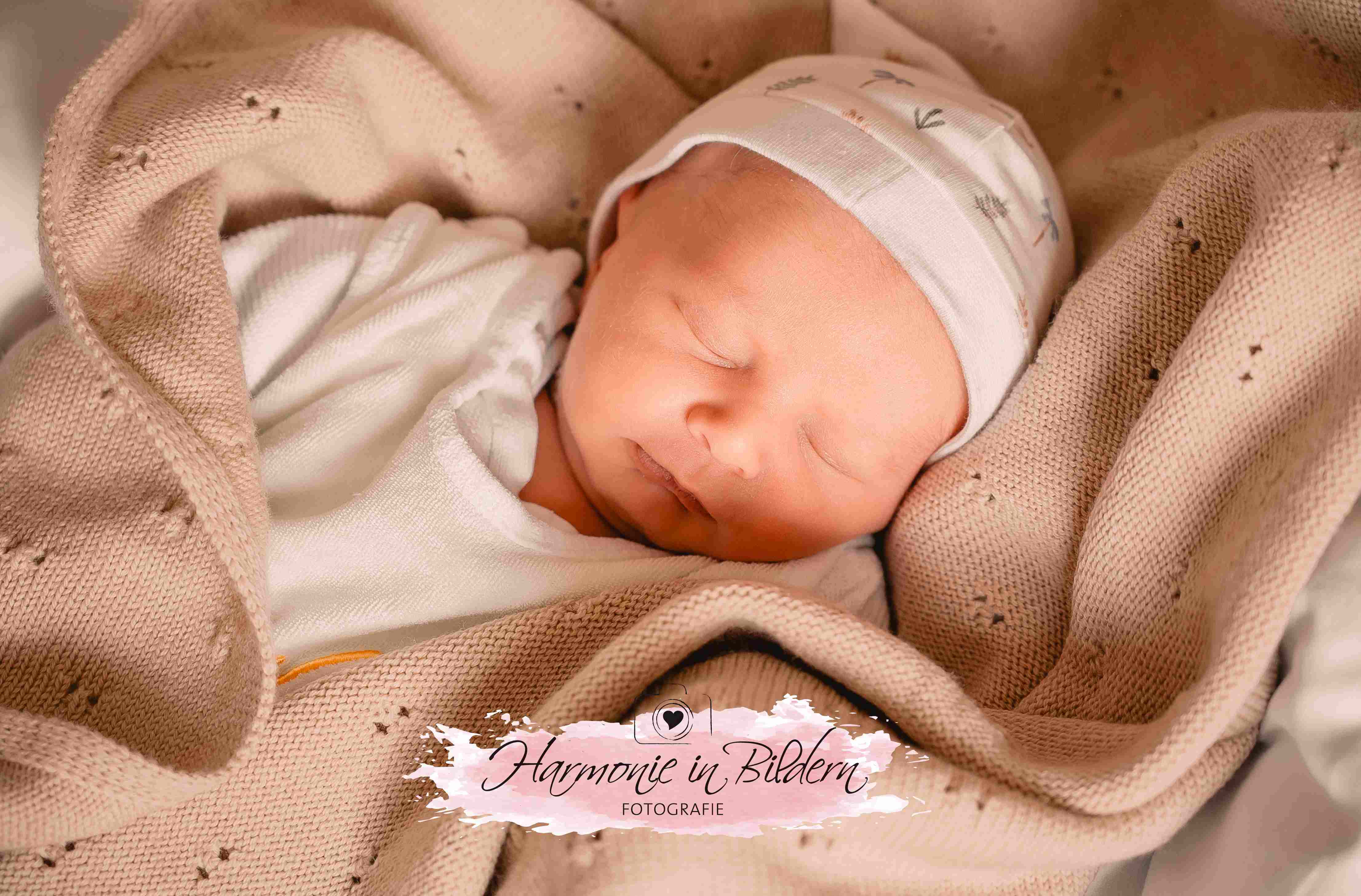 Neugeborener Junge auf Decke mit Mütze