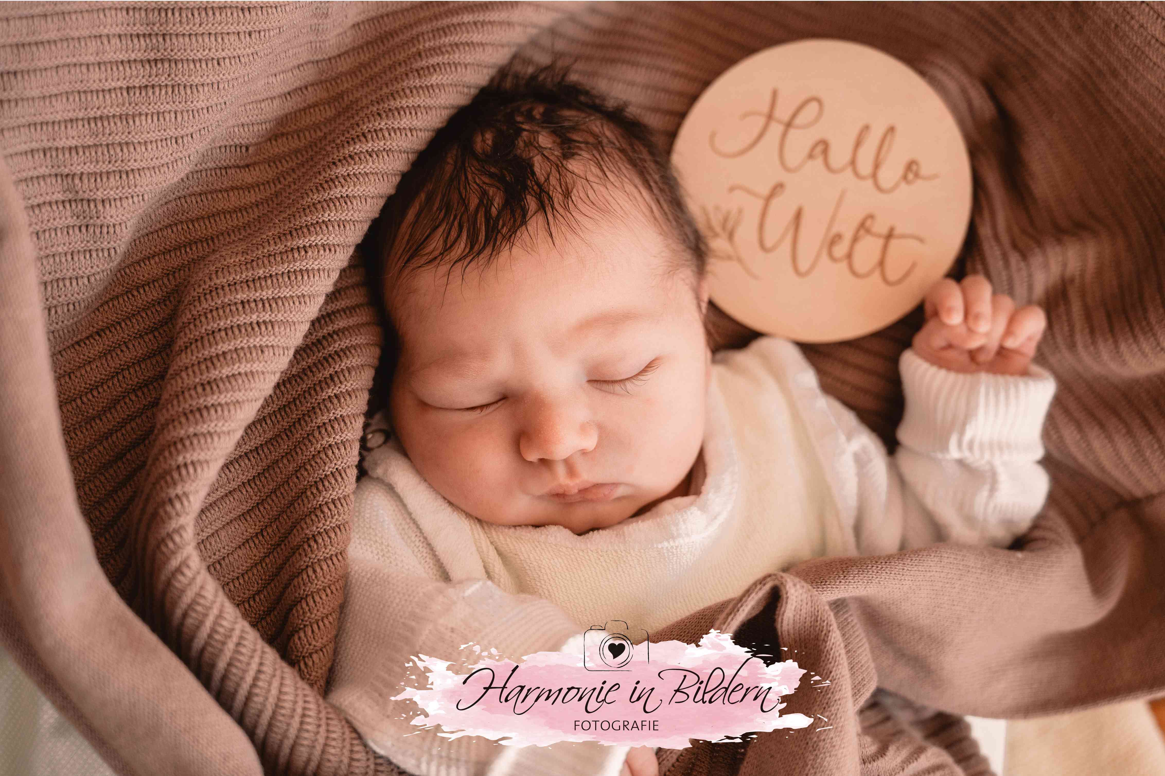 Neueorener Junge auf  brauner Decke mit dunklen Haaren