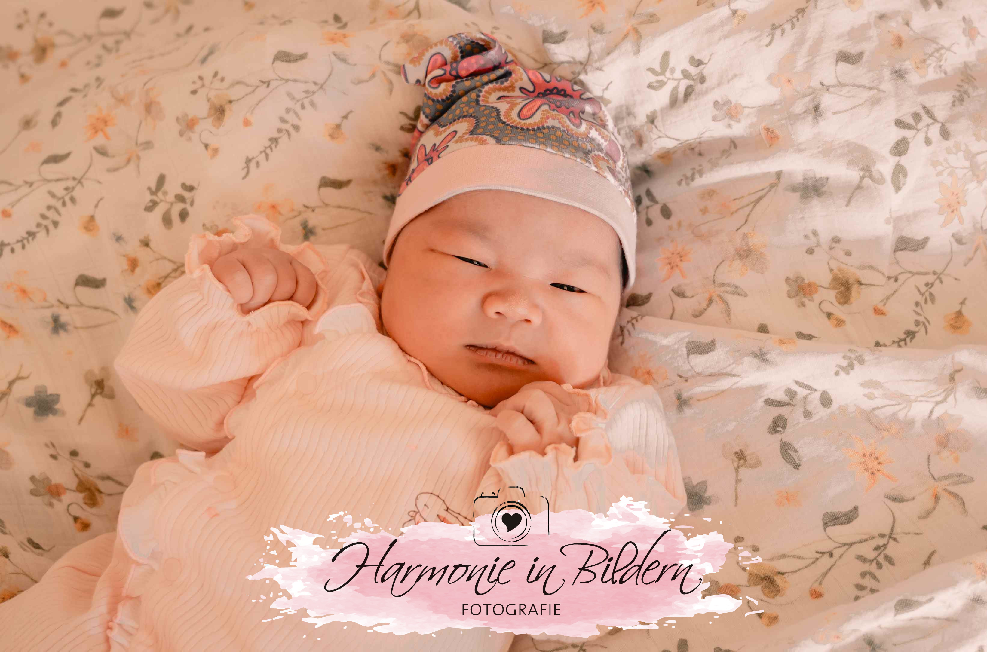 Neugeborenes Mädchen auf Blumendecke