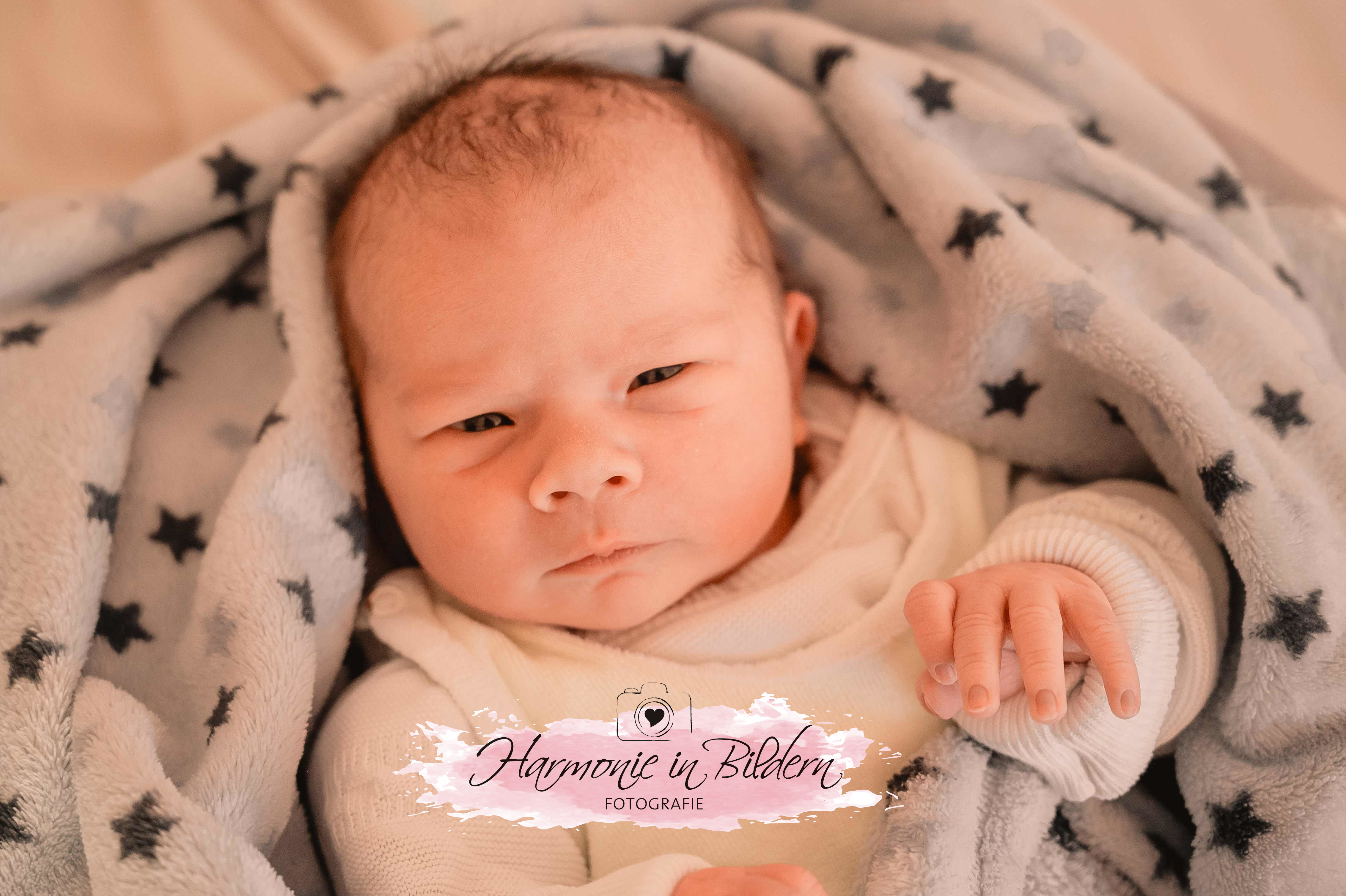 Neugeborener junge auf bluer Decke