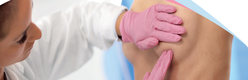 Eine Ärztin untersucht eine weibliche Brust.