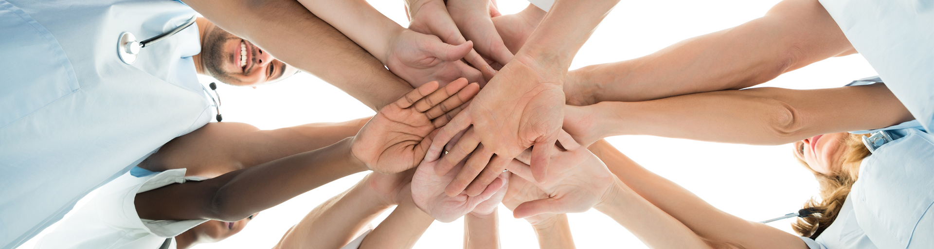 Viele Hände bilden einen Stern - Teamwork-Symbolik.