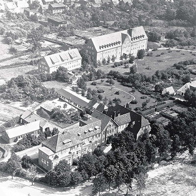 Historisches Schwarz-weiß-Foto vom Krankenhaus.