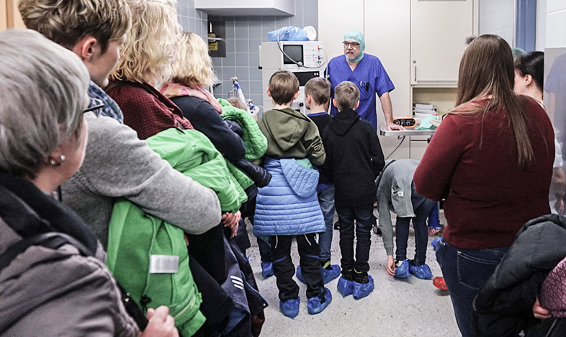 Kinder besichtigen einen OP-Saal.