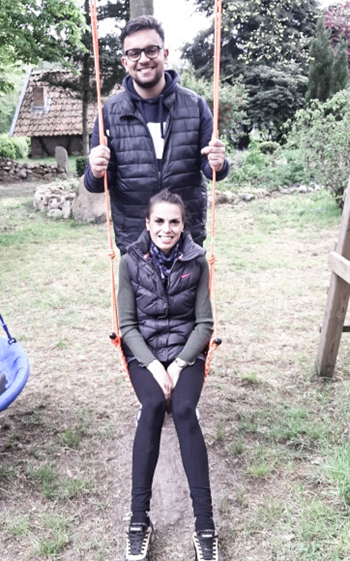 Eine Frau sitzt auf einer Schaukel.