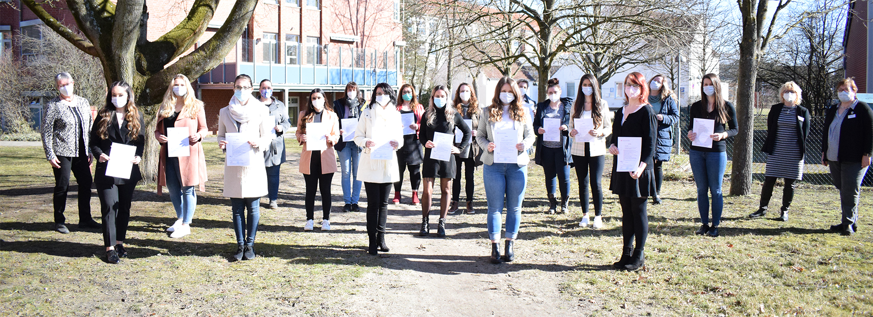 Gruppenfoto mit den Absolventen im Freien.