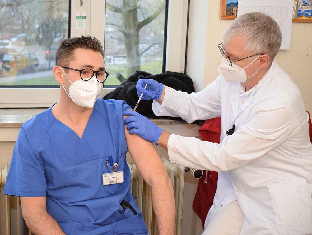 Herr Ahrens lässt sich impfen.