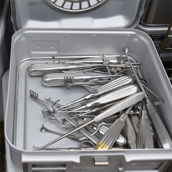 Eine Kiste mit OP-Besteck.