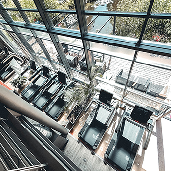 Foto von Laufbändern vor einer Glasfassade.