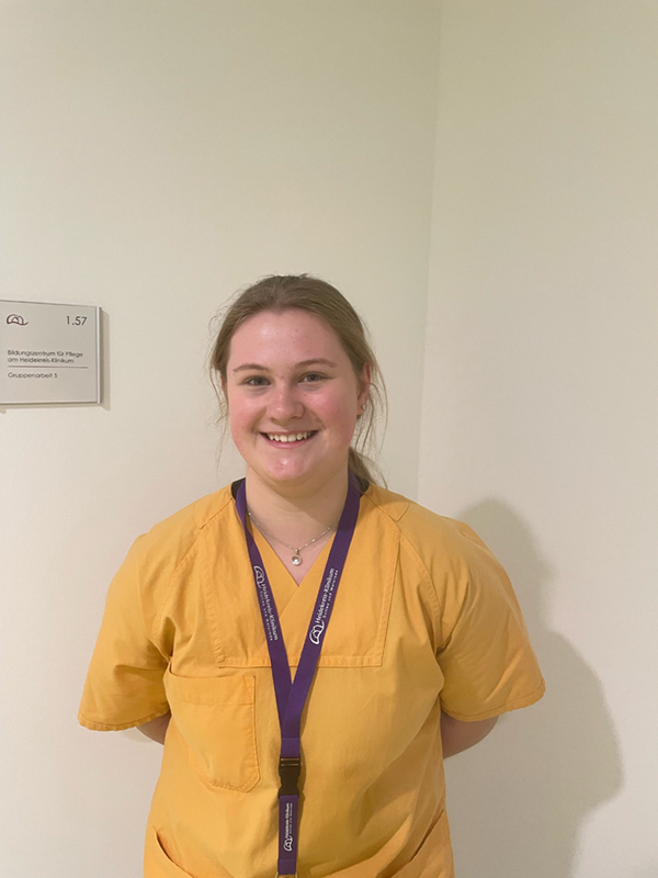 Ein Schuldmädchen lacht in die Kamera.