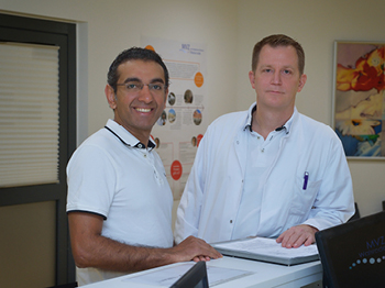 Foto der beiden Chefärzte an einem Tresen.