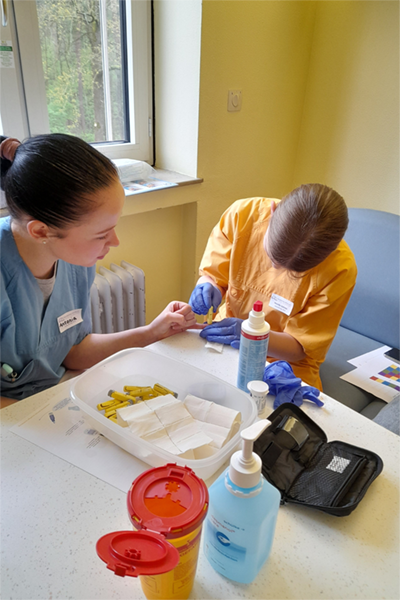 Schülern wird die Arbeit von Pflegekräften gezeigt.