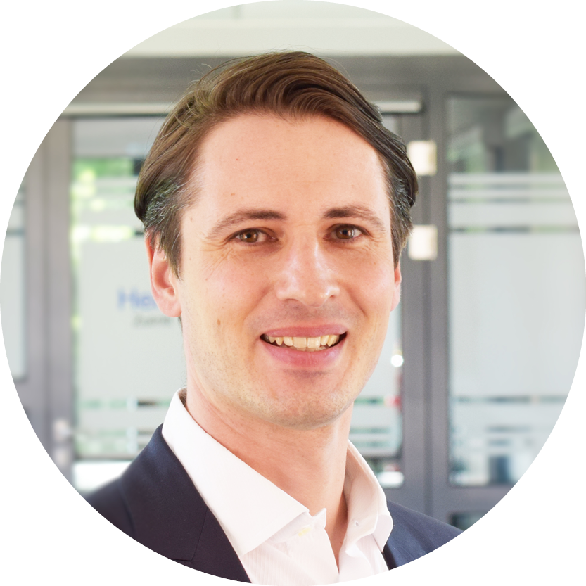 Dr. Gal: Hat dunkle leicht längere Haare und trägt keinen Bart.